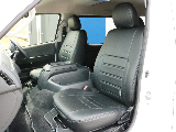 ファインテックツアラー専用のFLEXオリジナル レザー調シートカバーを装着済み！　車内の高級感を演出すると共に、シートの保護効果も期待出来ます。