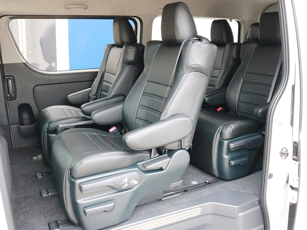 ファインテックツアラーの特徴であるキャプテンシートにも専用のシートカバーが装着されています。高級感を演出すると共に座り心地の向上、シートの保護効果も期待出来ます。