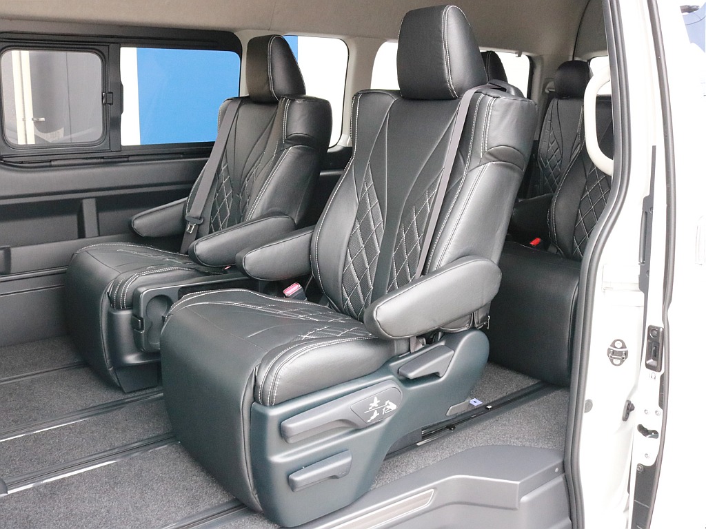 ファインテックツアラーの特徴であるキャプテンシートにも専用のシートカバーが装着されています。高級感を演出すると共に座り心地の向上、シートの保護効果も期待出来ます。
