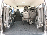 リアハッチを開いて4列目シートを跳ね上げ収納すると、10人乗りワゴンなのに十分な荷室スペースを確保することが可能です。
