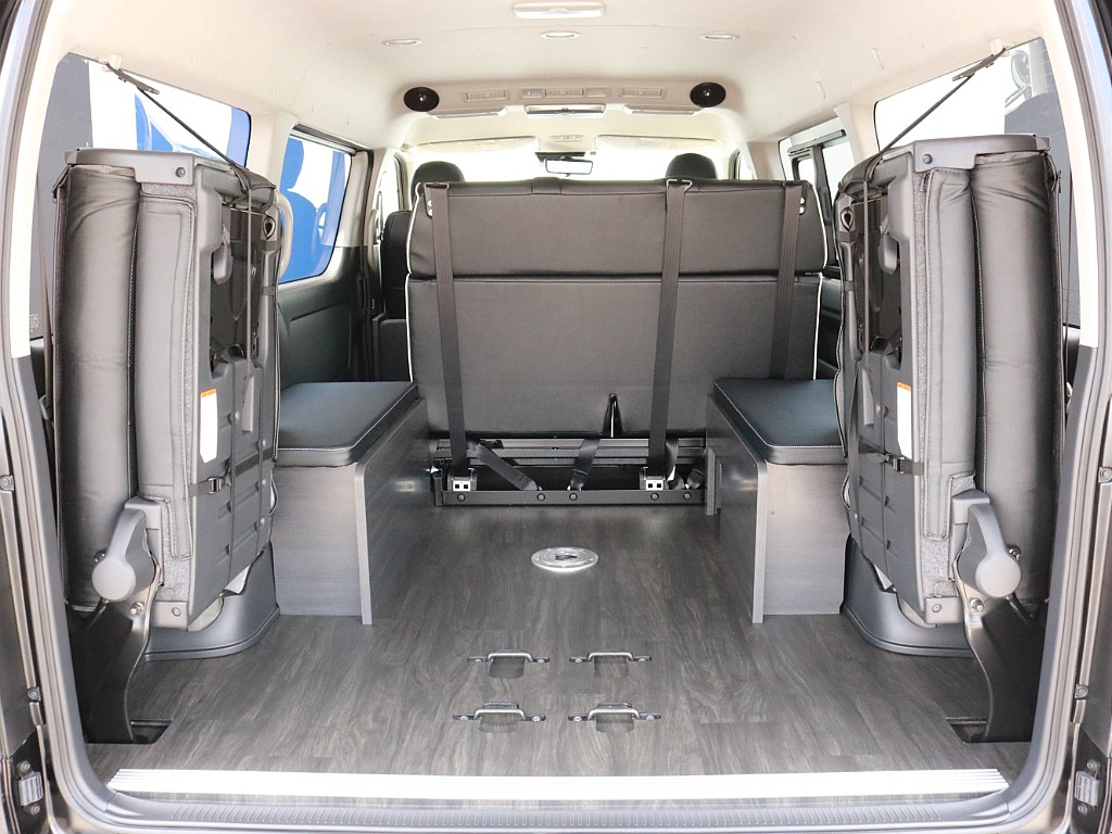 リアハッチを開き4列目シートを跳ね上げると、十分な荷室スペースが確保されています。床張りフローリング施工済みで、車内が安定する他、水拭き可能なのでお手入れも楽になります。