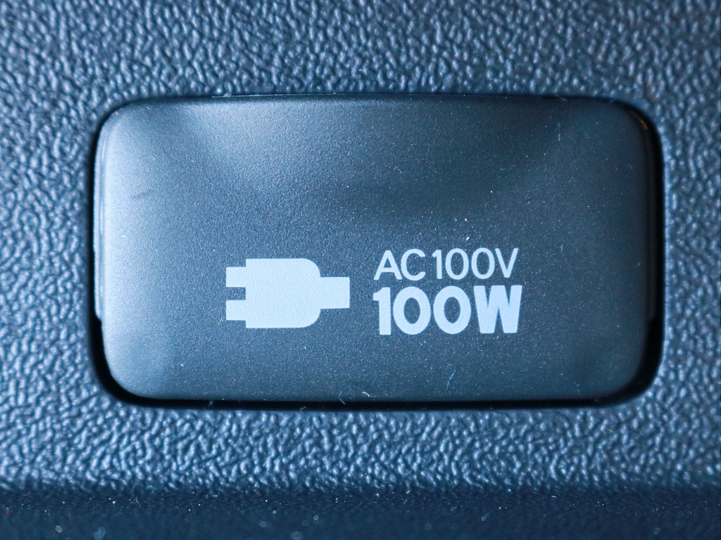 あると便利なAC100V電源も設置されています。携帯電話等のモバイル端末の充電にご活用頂けます。