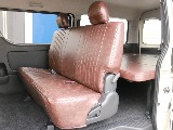 2列目シートにもレザー調シートカバーを装着済み！　3点式シートベルトなのでチャイルドシートの設置も可能です。