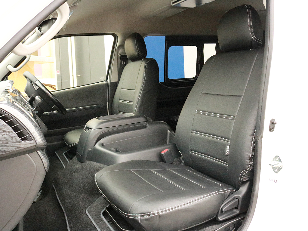 FLEXオリジナル レザー調シートカバーを装着済み！　車内の高級感を演出すると共に、純正シートの保護効果も期待出来ます。