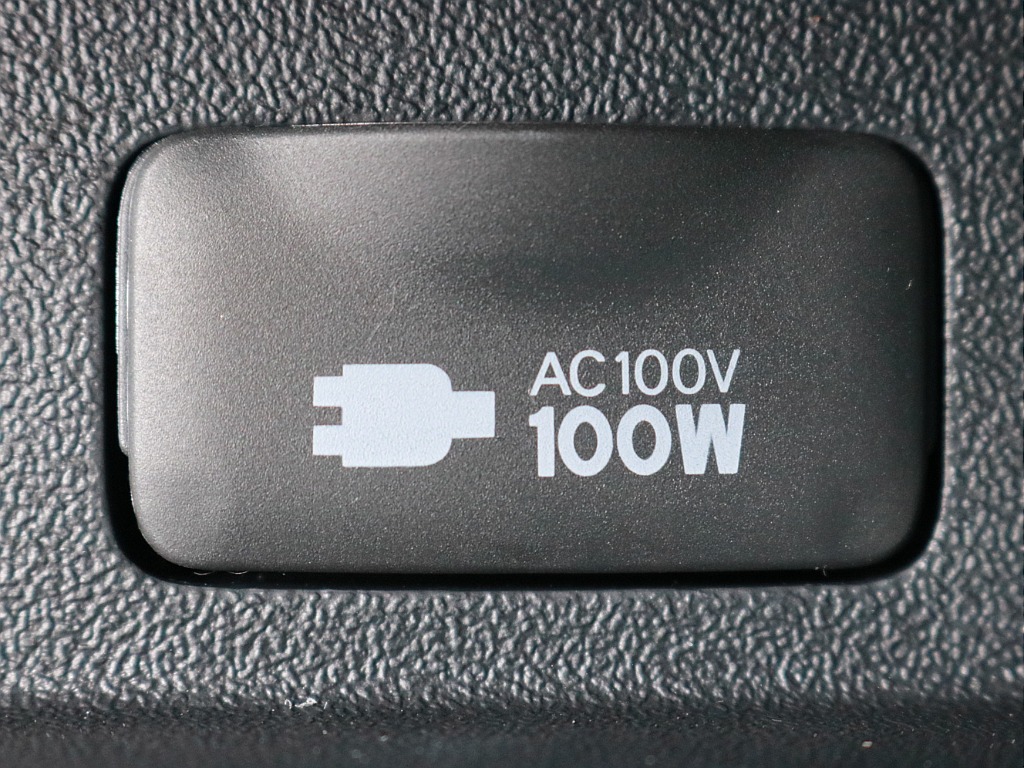 あると便利なAC100V電源も設置されています。携帯電話等のモバイル端末の充電にご活用頂けます。