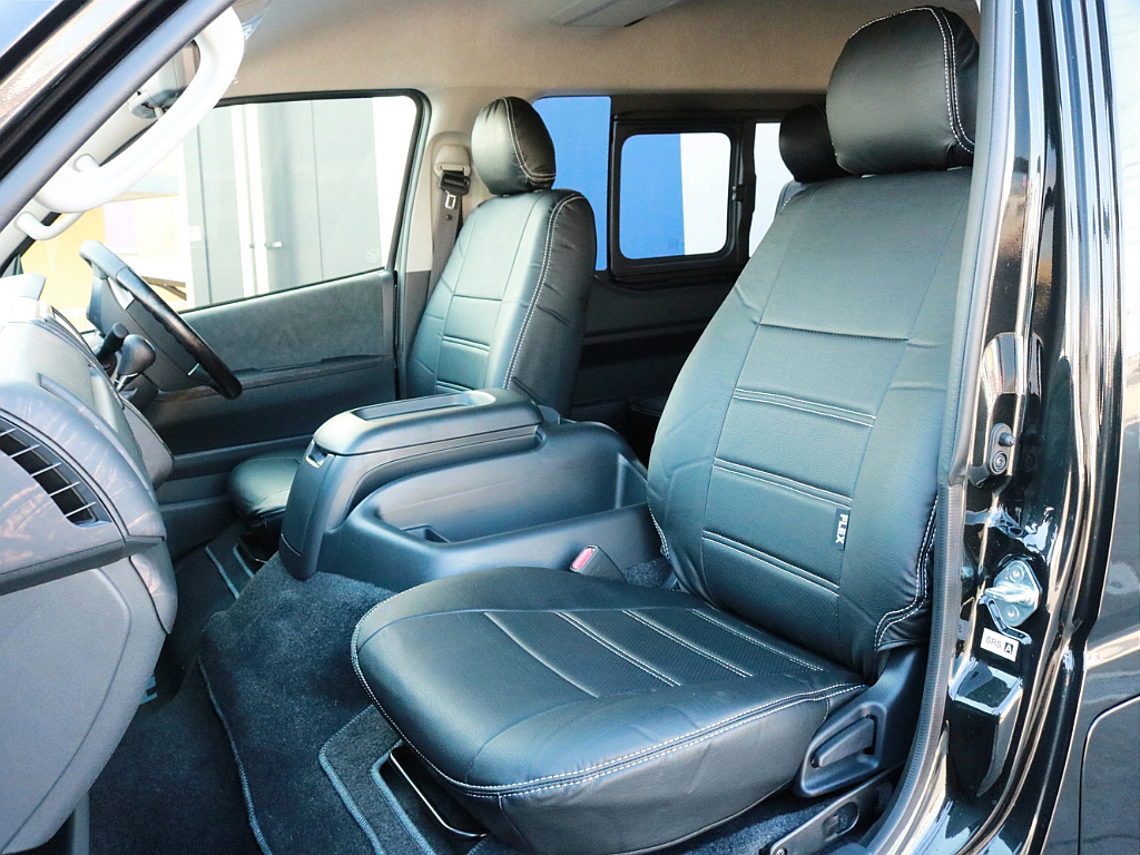 FLEXオリジナル レザー調シートカバーを装着済み！　車内の高級感を演出すると共に、純正シートの保護効果も期待出来ます。