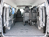 リヤハッチを開いて4列目シートを跳ね上げ収納すると10人乗りワゴンなのに十分な荷室スペースを確保することが可能です。