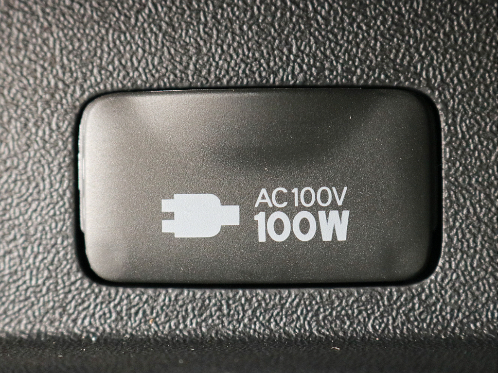 あると便利なAC100V電源も設置されています。携帯電話等のモバイル端末の充電にご活用頂けます。