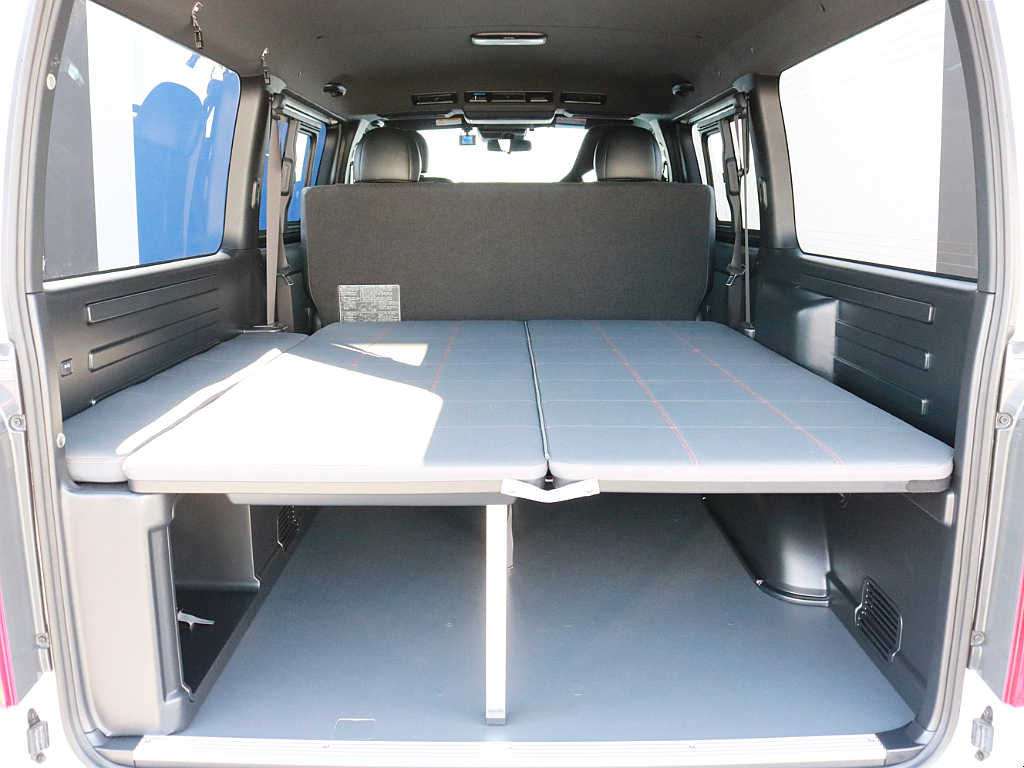リアハッチを開くと十分な荷室スペースと設置されたベッドキットが現れます。車中泊に対応すると共に、荷物を2段で置けるようにもなります。