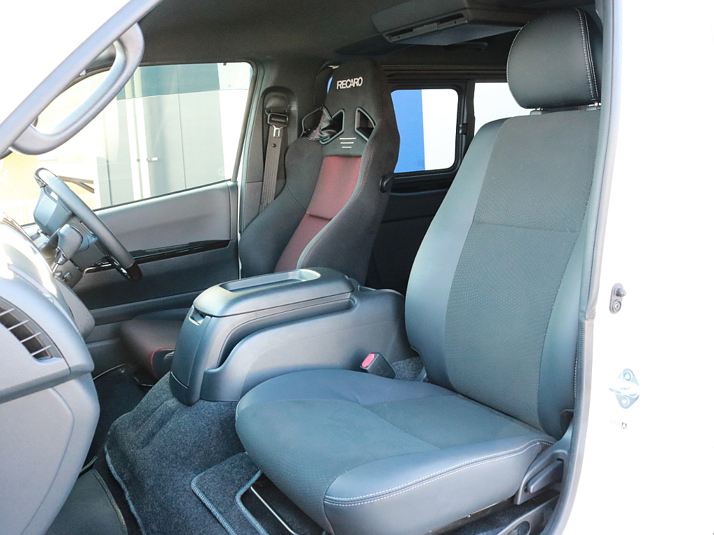 運転席側には、レカロシートを設置しています。ダークプライムⅡ特別仕様なので専用のハーフレザーシートが設置されています。ハーフレザーシートを楽しむことも、追加でシートカバーを設置することも可能です。