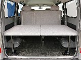 荷室スペースにはMOL用フリップアップベッドキットを搭載済みです！　床張りフローリング施工済みなので、床面がとても安定し、水拭き可能なのでお手入れも楽になりました。