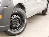 ブラック塗装済みの純正スチールホイール　14インチを装着！　タイヤはTOYO　オープンカントリータイヤを合わせました。