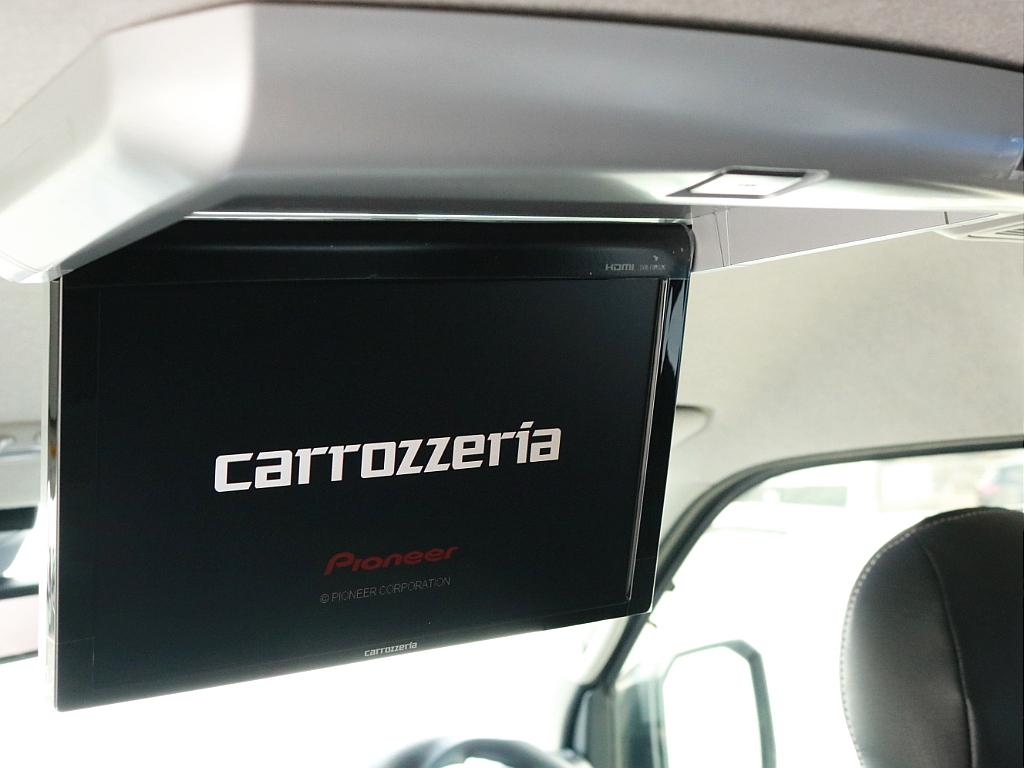 カロッツェリア　フリップダウン後席モニターを設置しています。ドライブの際にも車中泊の際にも重宝し、ゲストを退屈させません。