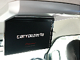 カロッツェリア　フリップダウン後席モニターを設置しています。ドライブの際にも車中泊の際にも重宝し、ゲストを退屈させません。
