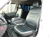 レザー調シートカバーを装着済み！　車内に統一感を与えると共に、純正シートの保護効果も期待出来ます。