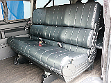 シートアレンジ【アレンジR2】の特徴でもある3人掛けベンチシートが設置されています。前向きは勿論、後ろ向きやフルフラットに変化させることが可能で、乗り心地と汎用性の高いシートです。