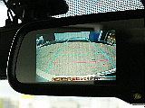 メーカーオプションのバックカメラ内蔵自動防眩ミラーが設置されています。ナビモニターのバックカメラ映像と共に駐車時等のドライビングをアシストします。