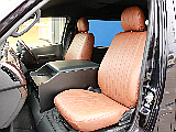 グレイス　クラシックシートカバー(クラシックキャメル)が設置されています。丈夫で座り心地がとても良いシートカバーです。車内に統一感を与えると共に、純正シートの保護効果も期待出来ます。