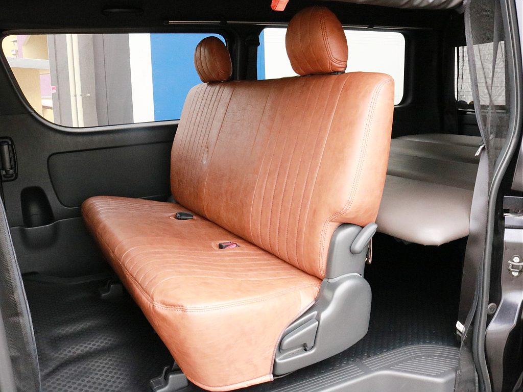 2列目シートにもグレイス　クラシックシートカバー(クラシックキャメル)を装着済み！　3点式シートベルトなのでチャイルドシートの設置も可能です。