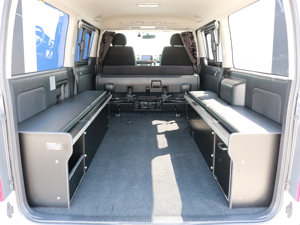 中央のベッドパネルを外すことによって十分な荷室スペースが確保可能です。停車時には左右のボックスをベンチシートとしてもご活用頂けます。