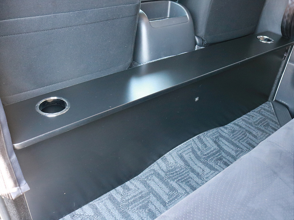 2列目シートの前にはセカンドテーブルが設置されています。運転席・助手席と後席の間にはセンターカーテンも設置済み！