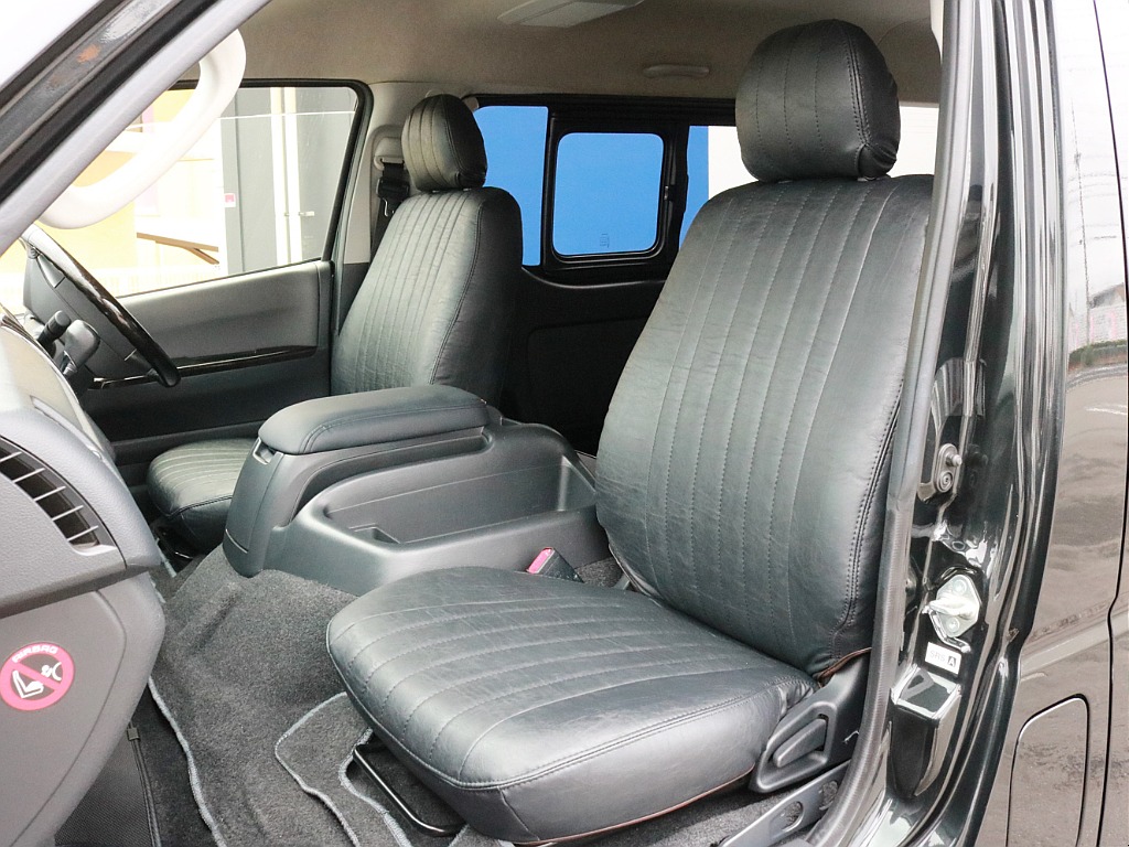 純正シートにFLEXオリジナル クラシックシートカバーを装着済み！　車内の高級感を演出すると共に、純正シートの保護効果も期待出来ます。