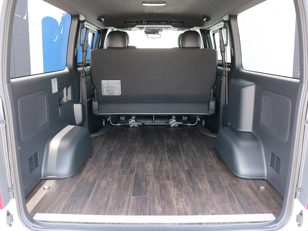 リアハッチを開くと広々とした荷室スペースが確保されています。床張り施工済みで車内が安定する他、水拭き可能なのでお手入れも楽になります。