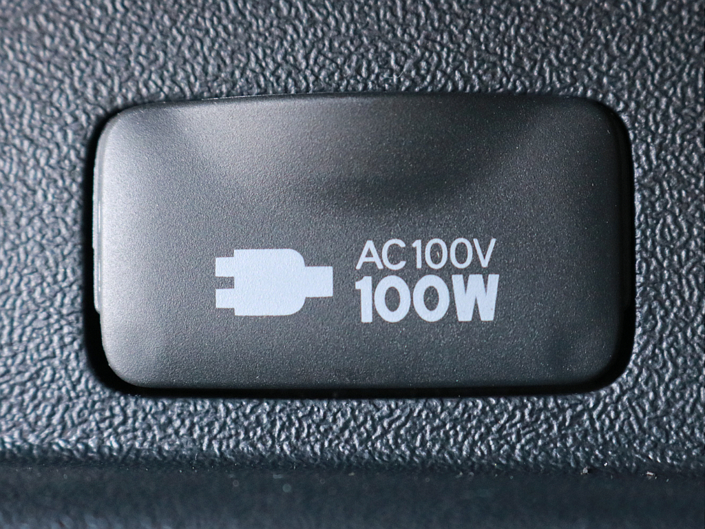 あると便利なAC100V電源も設置されています。携帯電話等のモバイル端末の充電などにご活用頂けます。