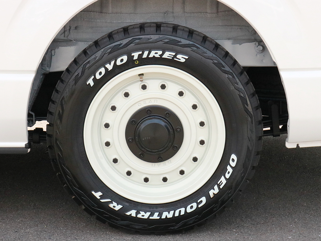 DEAN　コロラド　マーガレットホワイト　16インチAWを装着済み！　タイヤはTOYO　オープンカントリータイヤを合わせ、オフロード仕様に仕上げました。