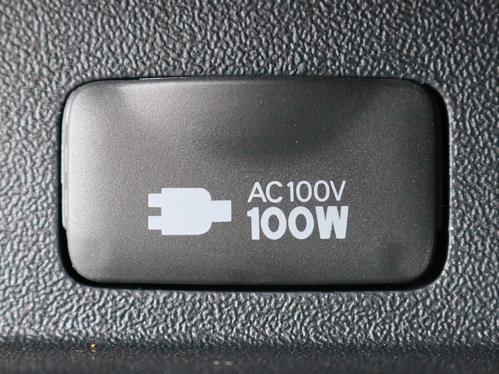 あると便利なAC100V電源も設置されています。携帯電話等のモバイル端末の充電にご活用頂けます。