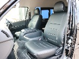 FLEXオリジナル レザー調シートカバーを装着済み！　車内に高級感を与えるとともに、純正シートの保護効果も期待出来ます。