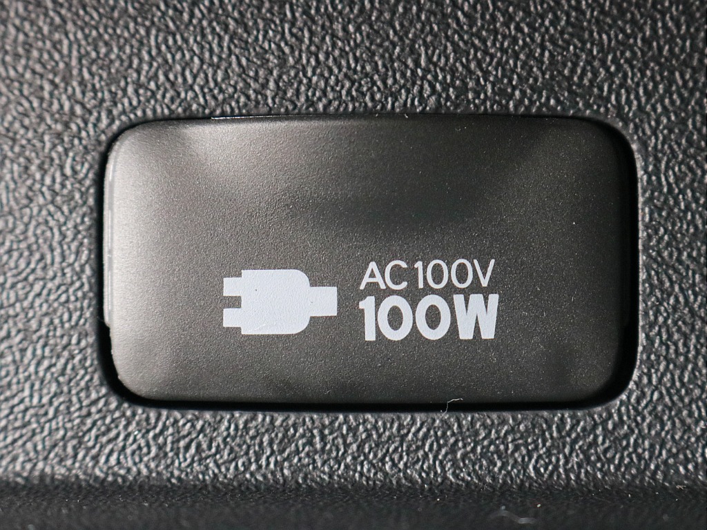 あると便利なAC100V電源も設置されています。携帯電話等のモバイル端末の充電にご活用頂けます。