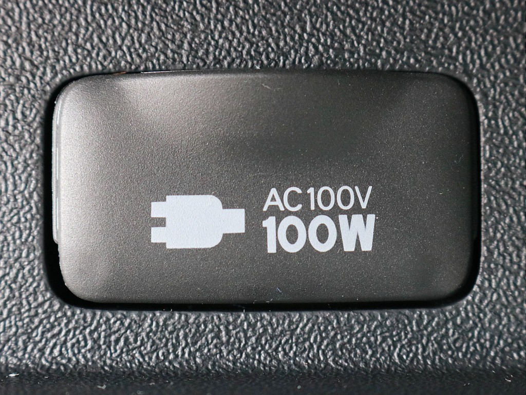 あると便利なAC100V電源も設置されています。携帯電話等のモバイル端末の充電などにご活用頂けます。