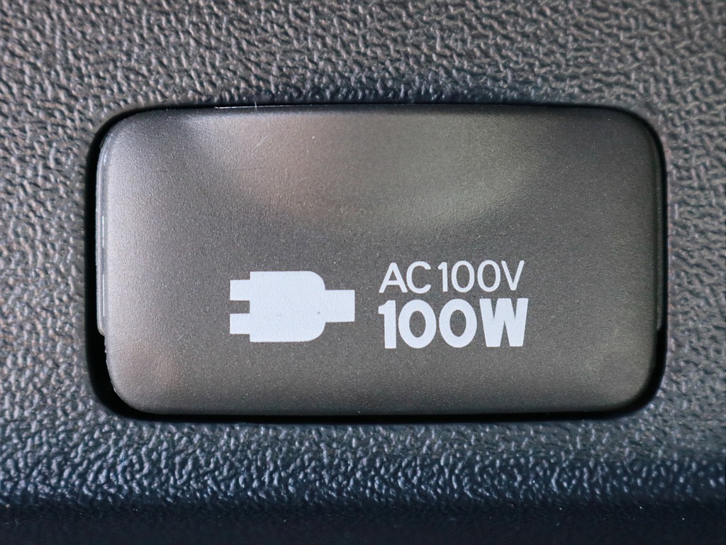 あると便利なAC100V電源も設置されています。携帯電話等のモバイル端末の充電などにご活用頂けます。