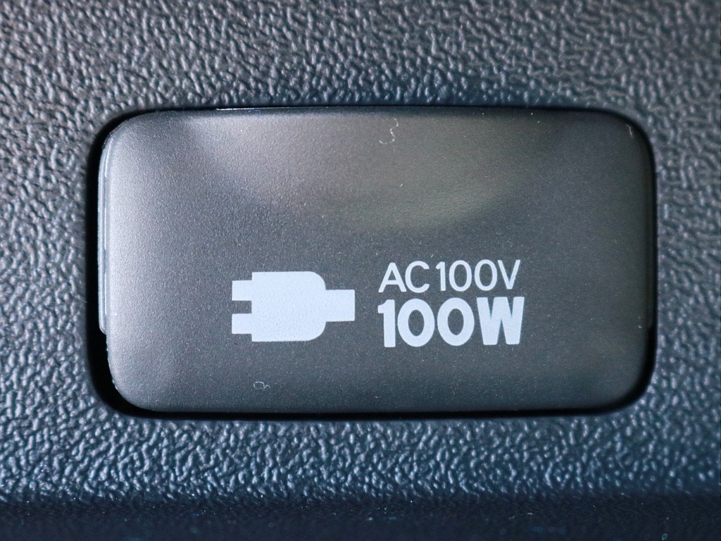 あると便利なAC100V電源も設置されています。携帯電話等のモバイル端末の充電などにご活用頂けます。