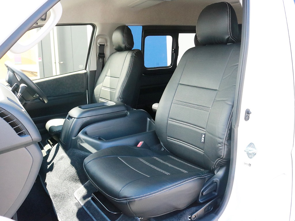 純正シート全席にFLEXオリジナル レザー調シートカバーを装着済み！　車内の高級感を演出すると共に、純正シートの保護効果も期待出来ます。