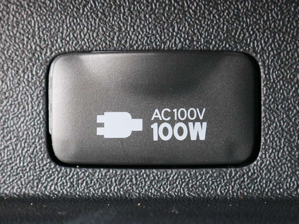 あると便利なAC100V電源も設置されています。携帯電話等のモバイル端末の充電などにご活用頂けます。