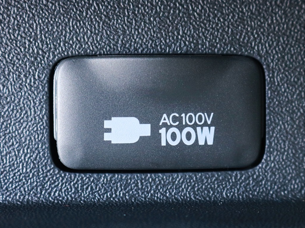 あると便利なAC100V電源も設置されています。携帯電話等のモバイル端末の充電などにご活用頂けます。