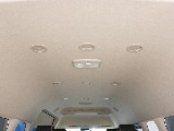グランドキャビンはハイルーフなので天井がとても高いです。リアエアコンの吹き出し口は開閉や向き調整が可能なので、簡単に車内の温度調整ができます。