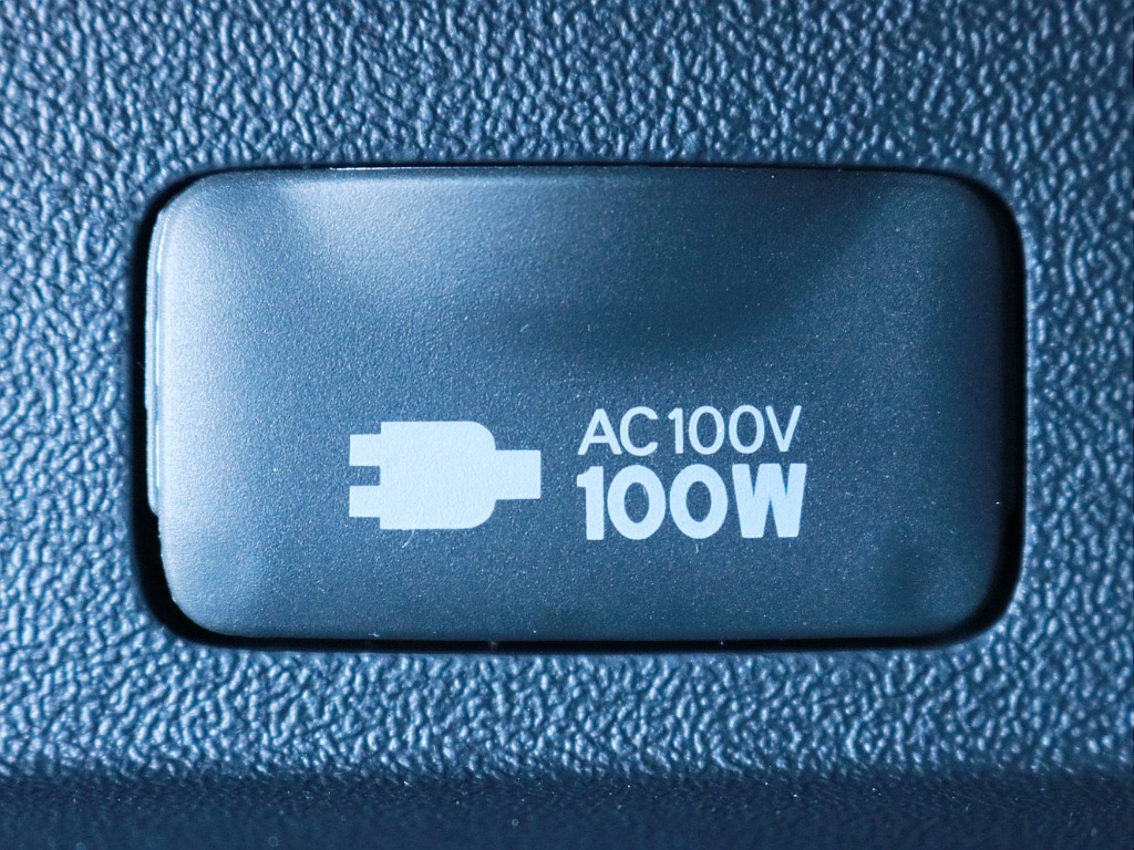 あると便利なAC100V電源も設置されています。携帯電話等のモバイル端末の充電などにご活用頂けます。