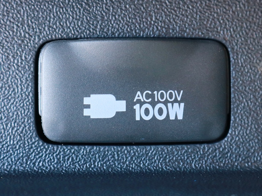 あると便利なAC100V電源も設置されています。携帯電話等のモバイル端末の充電などにご活用頂けます。