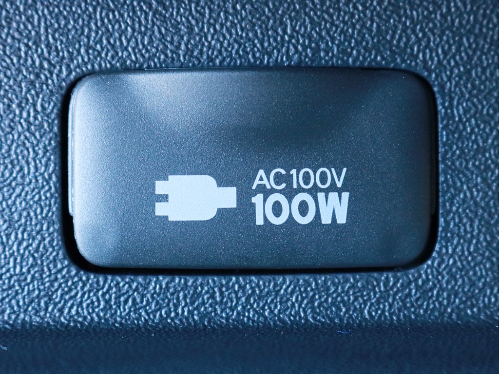 あると便利なAC100V電源も設置されています。携帯電話等のモバイル端末の充電にご活用頂けます。