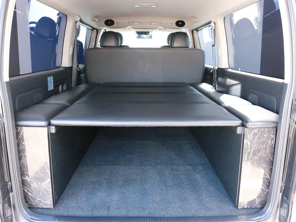 リアハッチを開くと荷室スペースには車中泊対応のベッドキットが設置されています。