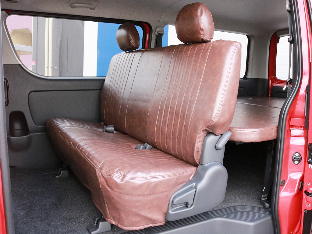 2列目シートにもレザー調シートカバーを装着済み！　3点式シートベルトなのでチャイルドシートの設置も可能です。