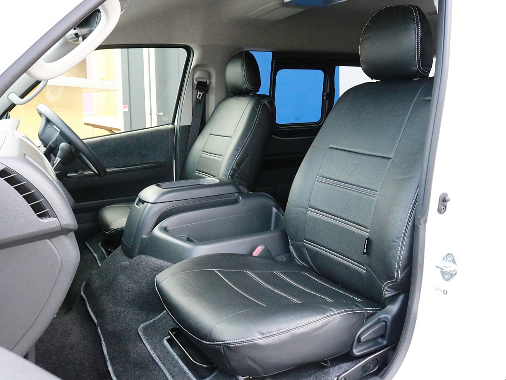 FLEXオリジナル レザー調シートカバーを設置済み！　車内に高級感を与えると共に、純正シートの保護効果も期待出来ます。