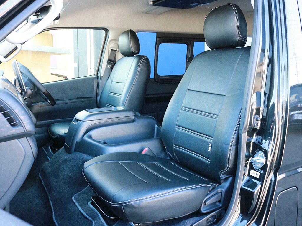FLEXオリジナル レザー調シートカバーを設置済み！　車内に高級感を与えると共に、純正シートの保護効果も期待出来ます。