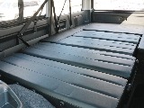 後部座席全体をフルフラットに変化させた状態です。広々とした空間で車中泊にも対応しています。フルフラット状態にすることによって、リア側からサイズの長い荷物を載せることも可能です。