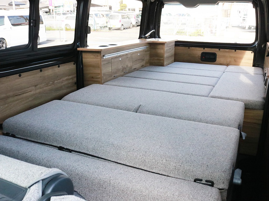 シートアレンジWood Villageをフルフラットにすることによって、広々とした後席スペース全体が車中泊対応のベッドルームになります。