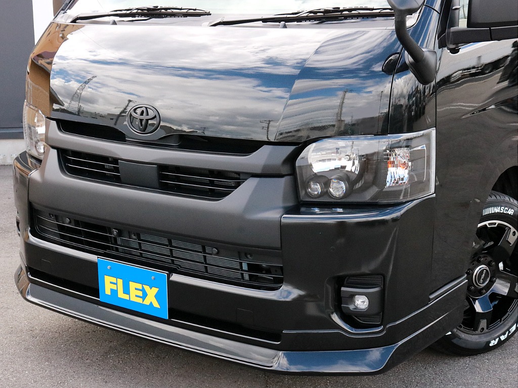 FLEXオリジナル デルフィーノラインフロントスポイラーを装着済み！　メッキパーツ全てをマットブラック塗装し、ヘッドライトもインナーブラックになっています。