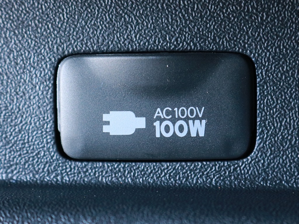 あると便利なAC100V電源も設置されています。携帯電話等のモバイル端末の充電などにご活用頂けます。